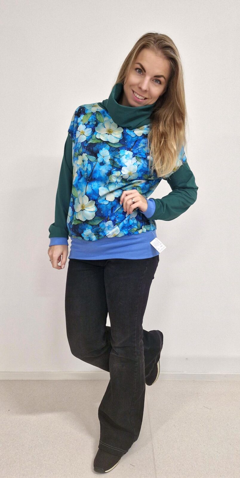 Dámská netopýří mikina Modré květované mámení - Obrázek 2