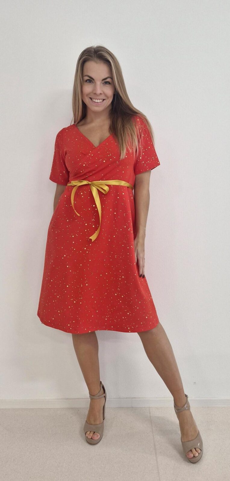 Dámské šaty Zlatonka na červené - Obrázek 3