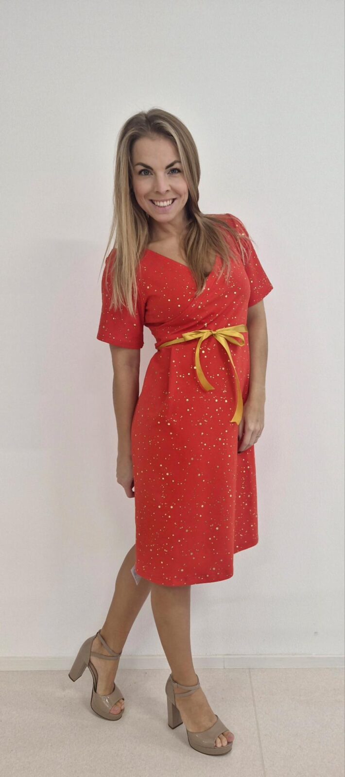 Dámské šaty Zlatonka na červené - Obrázek 2