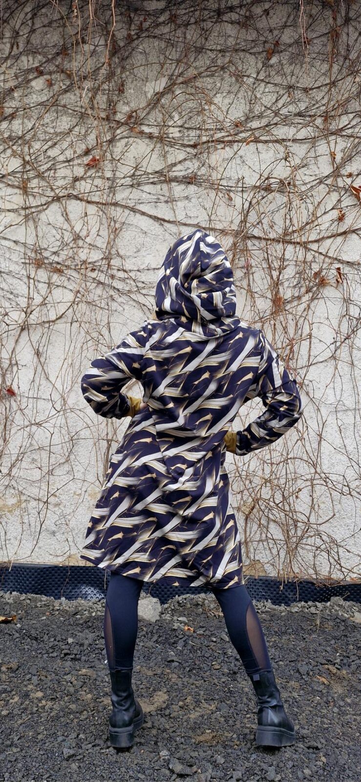 Dámské mikinové šaty Zlaté šmouhy - Obrázek 4