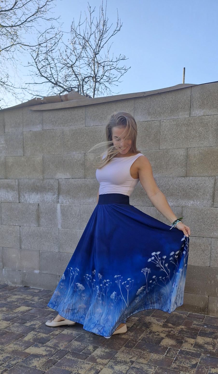 Dámská dlouhá maxi půlkolová sukně Louka na studené modré - Obrázek 2